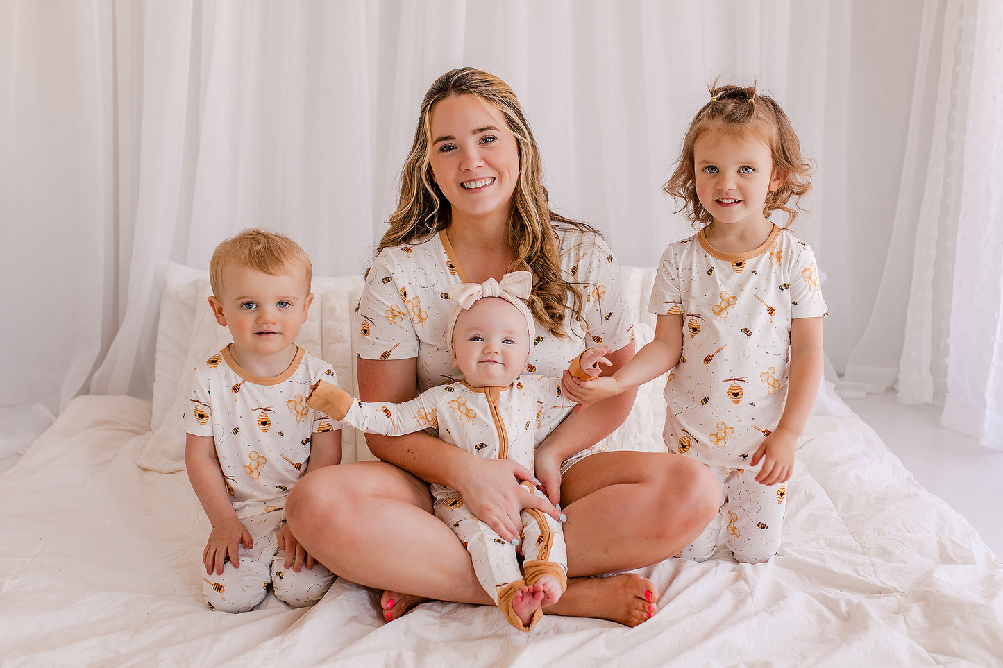 White Bee - T-Shirt & Shorts Pajama Set