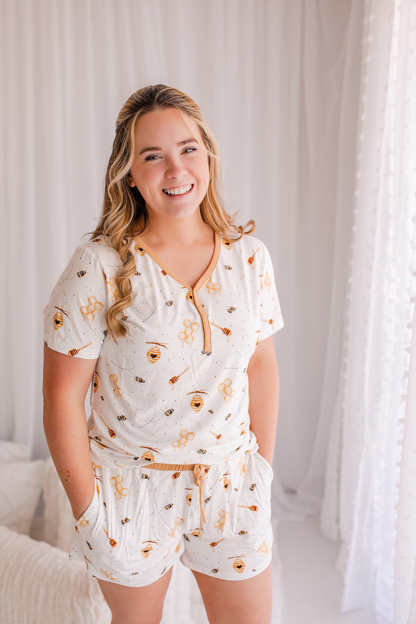 White Bee - T-Shirt & Shorts Pajama Set